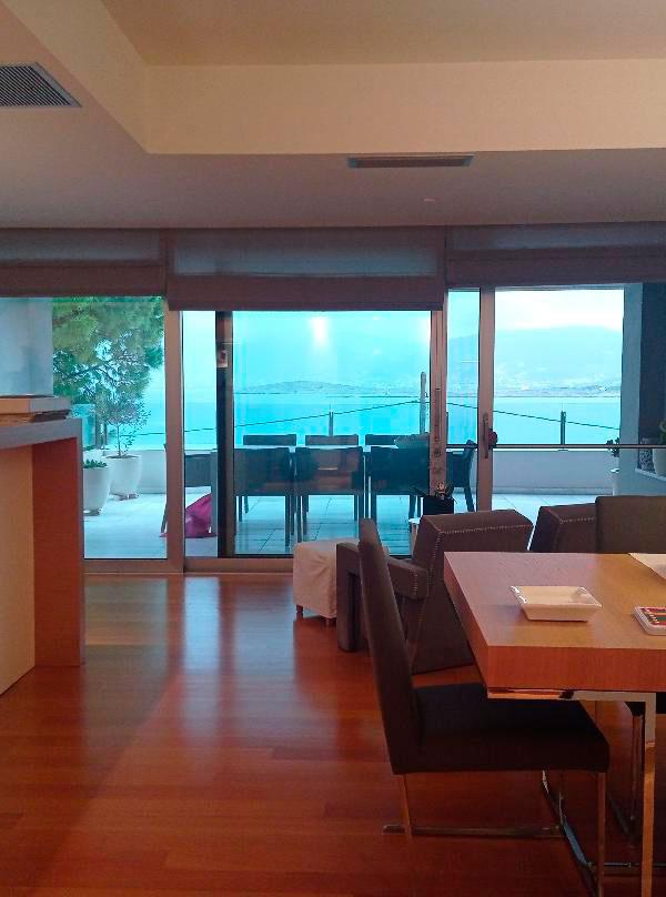 Two-parts property  with a direct way to the private beach